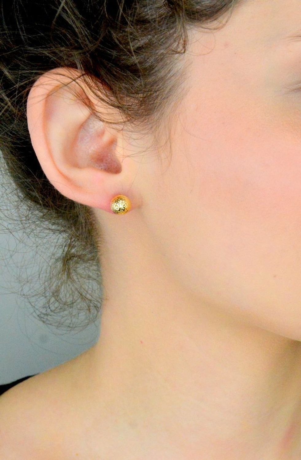 Kolczyki złote kulki grawerowane pr 585, DIA-KLC-12906-585 8mm Stylowe kolczyki wykonane ze złota próby 585. Kolczyki mają okrągły kształt, ozdobione grawerem. 1.jpg